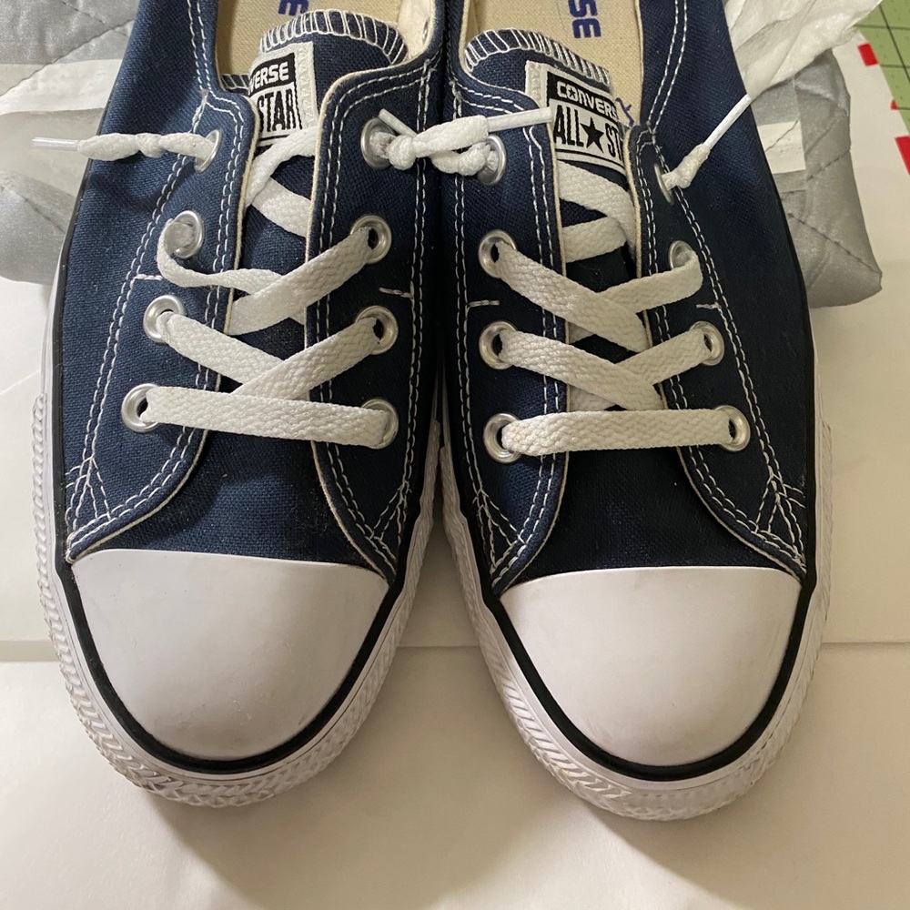 Women's converse, excellent condition, size 9.5
